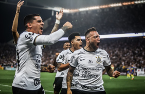 Fagner, Maycon e Du Queiroz comemoram o gol do Corinthians