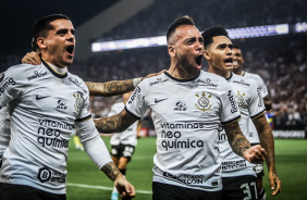 Fagner, Maycon e Du Queiroz comemoram o gol do Corinthians contra o Boca