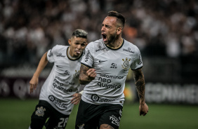 Maycon e Adson comemoram o gol do Corinthians contra o Boca Juniors