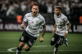 Maycon e Adson comemoram o gol do Corinthians