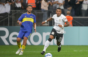 Paulinho em jogo contra o Boca Juniors