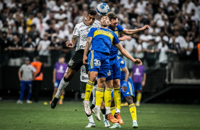 Paulinho sobe no alto durante o jogo contra o Boca Juniors
