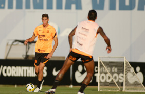 Alemão e Paulinho durante treino do Corinthians