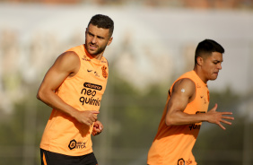 Júnior Moraes e Roni durante treino do Corinthians