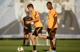 Lucas Piton e Xavier durante treino do Corinthians