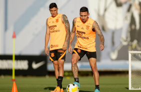 Mantuan e Gustavo Mosquito durante treino do Corinthians