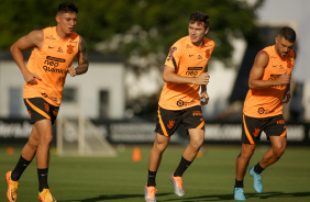Mantuan, Lucas Piton e Júnior Mooraes durante treino do Corinthians