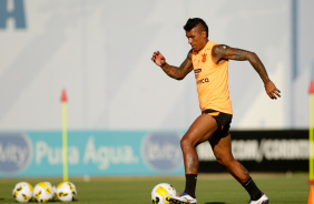 Paulinho durante treino do Corinthians