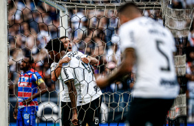 Gil e Jnior Moraes comemoram o gol do Corinthians contra o Fortaleza