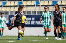 Carioca e Julia Brito durante jogo do Corinthians contra o Juventude