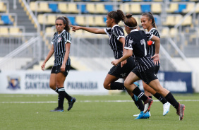 Carioca, Miracatu e Julia Brito durante jogo do Corinthians contra o Juventude