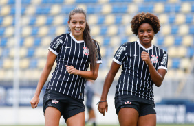 Ellen e Duda Mineira comemoraram o terceiro gol do Corinthians contra o Juventude