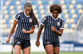 Ellen e Duda Mineira em comemoração de gol do Corinthians