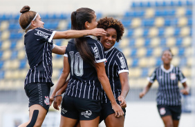 Miracatu, Ellen e Duda Mineira durante jogo do Corinthians contra o Juventude