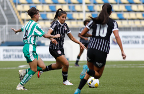 Sabrina Amorim e Ellen durante jogo do Corinthians contra o Juventude