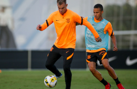 Rger Guedes e Matheus Arajo durante treino do Corinthians