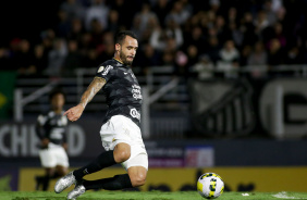 Renato Augusto na finalização que acabou em gol do Corinthians