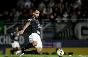 Renato Augusto na finalizao que acabou em gol do Corinthians