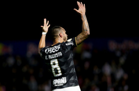 Renato Augusto vibrando o gol marcado em jogo contra o Red Bull Bragantino