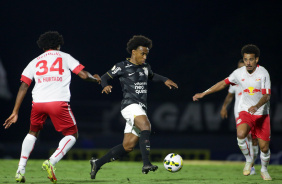 Willian em ao no jogo contra o Red Bull Bragantino