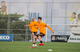 Fbio Santos e Lucas Piton durante treino do Corinthians