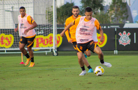 Jnior Moraes e Matheus Arajo durante treino do Corinthians