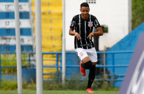 Arthur Sousa comemora gol na partida contra o Santo Andr