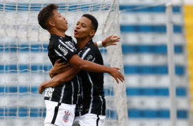 Arthur Sousa e Pedrinho comemoram gol contra o Santo Andr