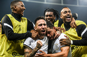 Giuliano, Gustavo Silva, Robert Renan, Felipe Augusto e Raul Gustavo comemoram o gol do Corinthians