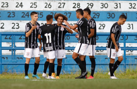 Jogadores do Corinthians Sub-20 comemoram gol na partida contra o Santo Andr