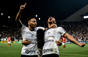 Jnior Moraes e Gustavo Silva comemoram o primeiro gol do Corinthians contra a Portuguesa