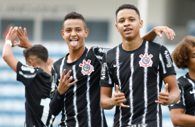 Kayke e Arthur Sousa comemoram gol na partida contra o Santo Andr pelo Paulista Sub-20