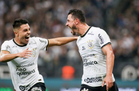 Roni e Giuliano comemoram o segundo gol do Corinthians