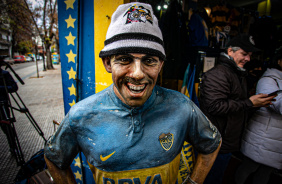 Esttua de Carlos Tvez em frente  Bombonera em dia de jogo entre Corinthians e Boca Juniors