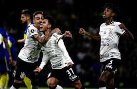 Mosquito, Du Queiroz e Robson comemoram o gol do Corinthians na Bombonera