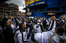 Torcida do Corinthians em frente  Bombonera horas antes de duelo contra o Boca Juniors