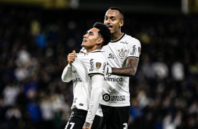 Du Queiroz e Raul Gustavo comemoram o gol do Corinthians na Bombonera