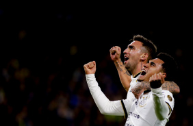 Gustavo Mosquito e Du Queiroz comemorando juntos o primeiro gol da noite