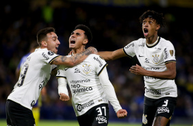 Mosquito, Du Queiroz e Bambu comemorando gol do Corinthians contra o Boca Juniors