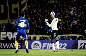 Raul Gustavo cabeceia a bola durante o jogo entre Boca Juniors e Corinthians na Bombonera