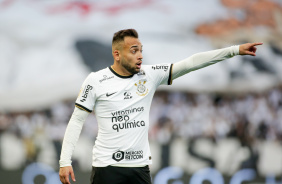 Maycon atuando pelo Timão contra o time do Morumbi