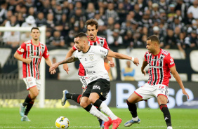 Renato Augusto sendo marcados por adversários