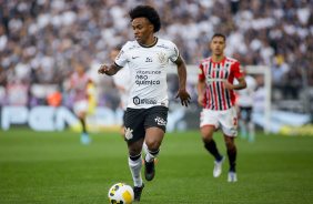 Willian atuando pelo Corinthians diante do São Paulo