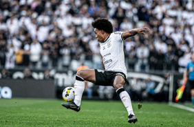 Willian durante a partida entre Corinthians e So Paulo na Arena