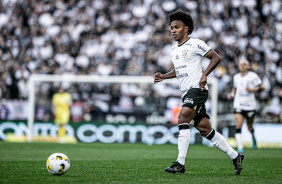 Willian durante a partida entre Corinthians e So Paulo pelo Brasileiro na Arena