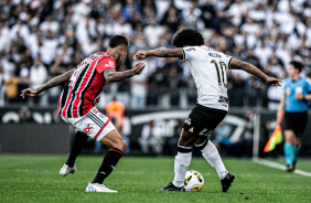 Willian durante a partida entre Corinthians e São Paulo pelo Brasileirão