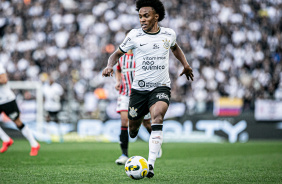 Willian durante a partida entre Corinthians e São Paulo