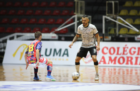 Allan controla a bola durante a partida contra o Cascavel