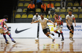 Tatinho busca ao ofensiva do Corinthians durante o jogo contra o Cascavel