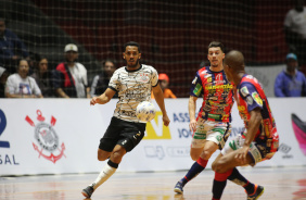 Tatinho em ao pelo futsal do Corinthians na partida contra o Cascavel